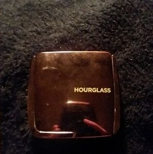 Hourglass Ambient lighting powder. Moon light